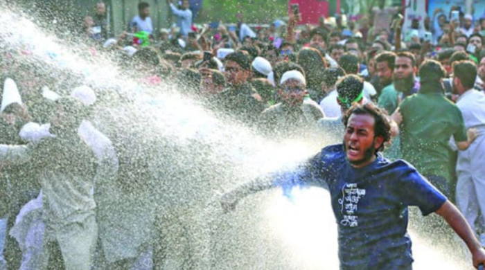 ইনকিলাব মঞ্চ–পুলিশ সংঘর্ষে শতাধিক আহত, পুলিশ গুলি ব্যবহার করেনি দাবি